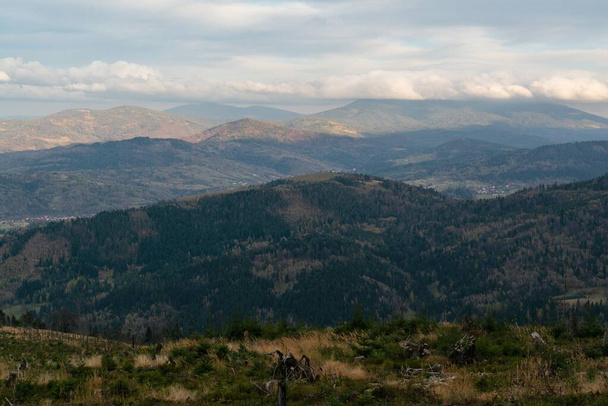 Montagne Beskid Pilsko in PoloniaMontagne e colline polacche drone aereo foto
 - Foto, immagini