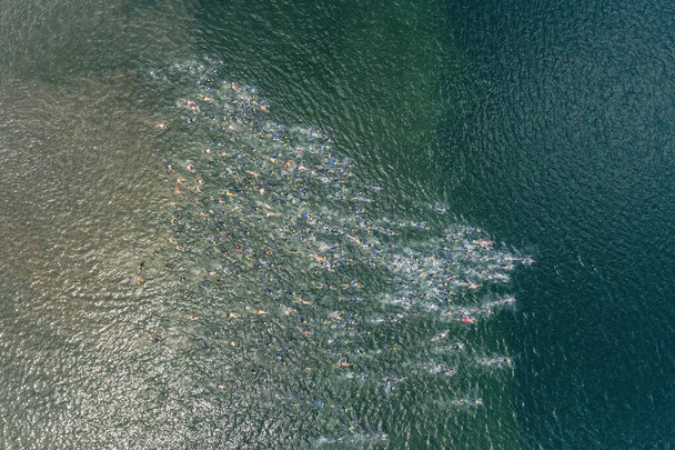 Triathlonschwimmwettbewerb im See Schwimmer Wettbewerb Luftbild Drohne Foto - Foto, Bild