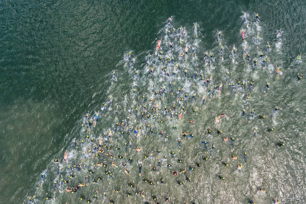 Concurso de natación de triatlón en la competición de nadadores del lago foto aérea del dron - Foto, Imagen