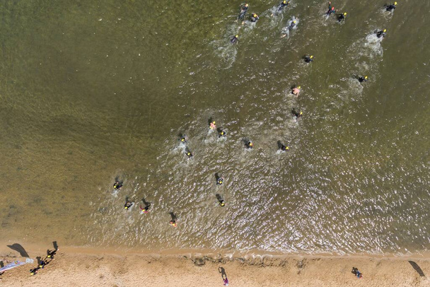 Triathlonschwimmwettbewerb im See Schwimmer Wettbewerb Luftbild Drohne Foto - Foto, Bild