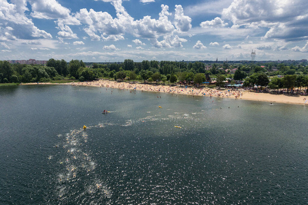 Concurso de natación de triatlón en la competición de nadadores del lago foto aérea del dron - Foto, Imagen