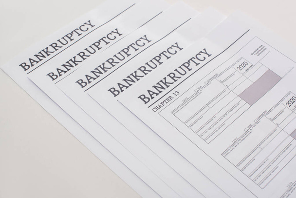 документы о банкротстве на белом фоне с копировальным пространством
 - Фото, изображение