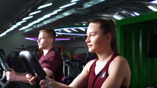 Young couple doing cardio workout together at the gym. - Záběry, video