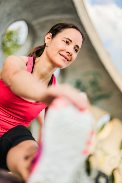 karcsú sportos nő a szabadtéri fitness edzésen - Fotó, kép