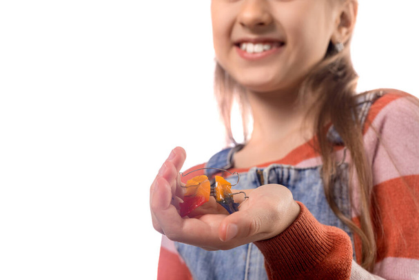 Retrato de niña con aparato de ortodoncia aislado sobre fondo blanco. - Foto, Imagen