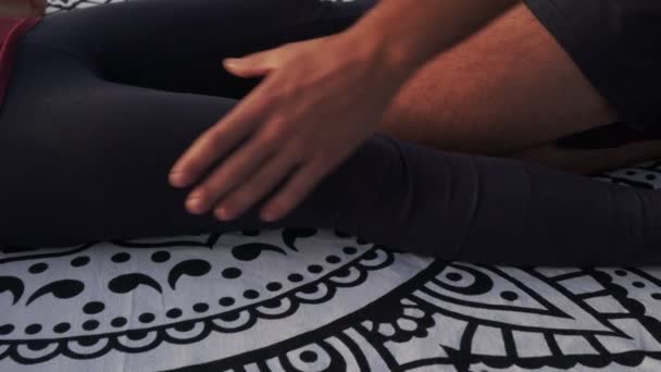 Detailní záběr ruce dělá masáž pro ženu při západu slunce pobřeží - Záběry, video