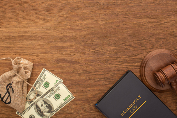 shora pohled na peníze, konkurzní zákon knihy a kladívko na dřevěném pozadí - Fotografie, Obrázek