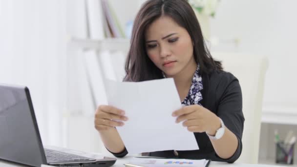 нещасна бізнес-леді читає документи своєї компанії в її офісі
 - Кадри, відео
