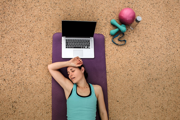 slim sporty woman at fitness workout - Foto, Bild