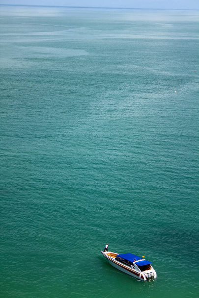 Una barca solitaria in mezzo al mare a Moo Kohi Ang Thong National Marine Park, Thailandia. Vista dall'alto
 - Foto, immagini