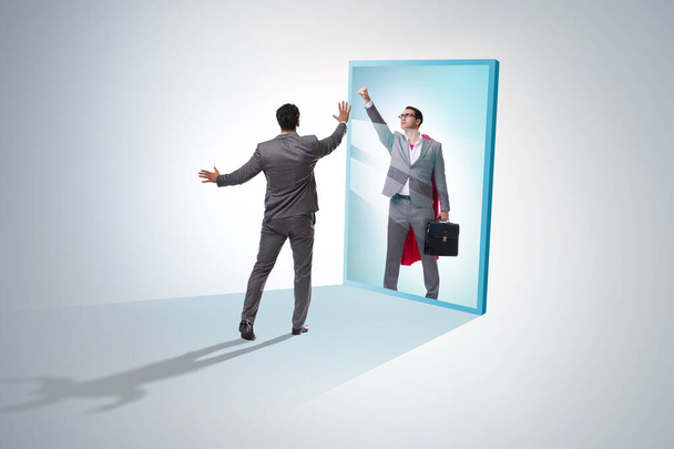 Biznesmen widząc siebie w lustrze jako superbohatera - Zdjęcie, obraz