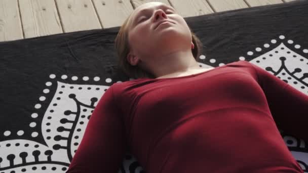 男性マッサージやりますストレッチタイヨガマッサージの女性の足屋外 - 映像、動画