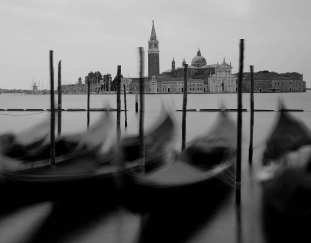 Gondeln in Bewegung ohne Menschen und die Kirche San Stefano in Venedig während der Quarantäne vom Corona-Virus mit Schwarz-Weiß-Effekt - Foto, Bild