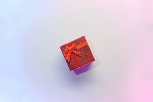 Красная подарочная коробка на градиентном фоне
. - Фото, изображение