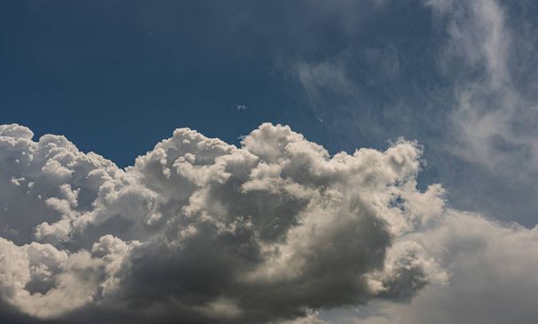 Nubes en el cielo. El maravilloso espectáculo de un cielo lleno de nubes. Profundidad y tridimensionalidad de un cielo nublado. - Foto, imagen