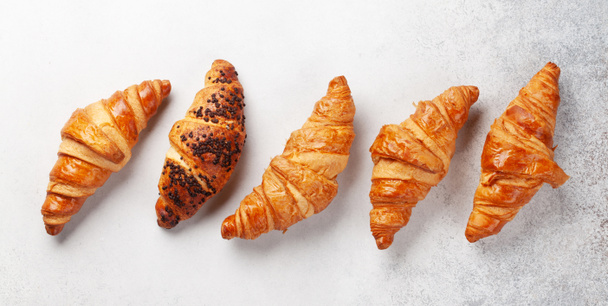 Friss, ízletes croissant. Reggeli. Top view lapos fektetés - Fotó, kép