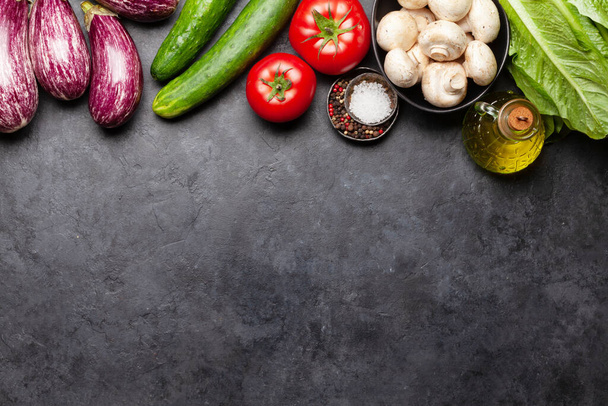 Ingrédients de cuisson sur fond de pierre. Légumes, champignons et salade. Vue de dessus avec de l'espace pour votre recette ou menu. Pose plate
 - Photo, image