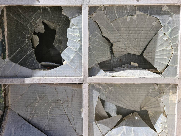 Rikottu ikkuna vanhassa hylätyssä talossa
 - Valokuva, kuva
