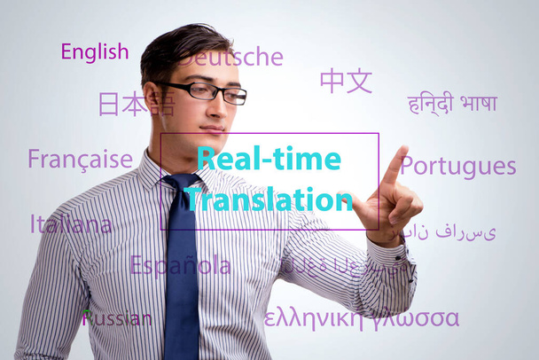 Konzept der Echtzeit-Übersetzung aus einer Fremdsprache - Foto, Bild