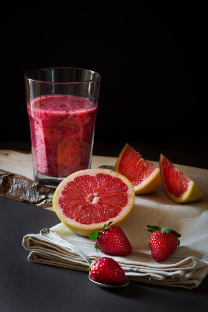 Grapefruit and strawberries juice - Foto, afbeelding