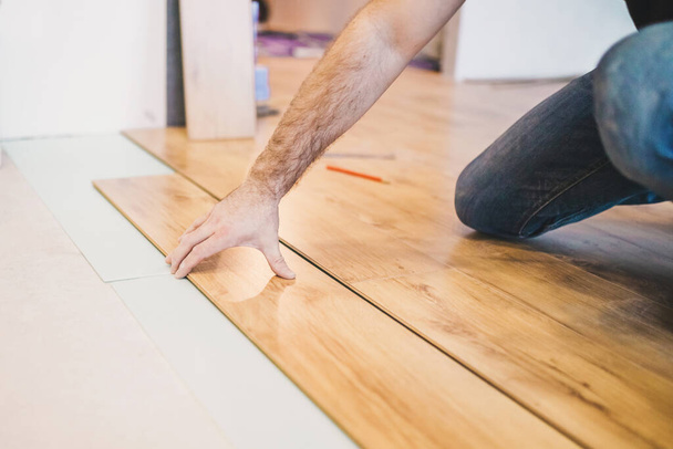Imitation of a wooden floor - an inexpensive qualitative practical laminate - Foto, Bild