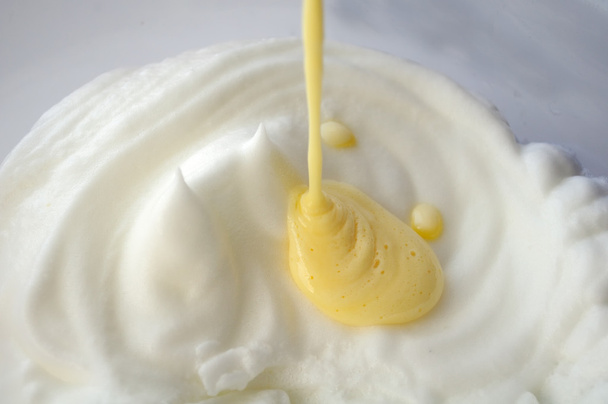 Whipped Yolks Poured into Whipped Whites - Foto, immagini