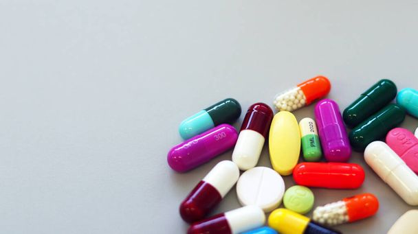 Kolorowe tabletki, tabletki i kapsułki medycyny przy użyciu do leczenia i leczenia choroby lub choroby. Przepisywanie leków za pomocą leków w klinice medycznej, apteka Koncepcja usługi farmaceutycznej. - Zdjęcie, obraz