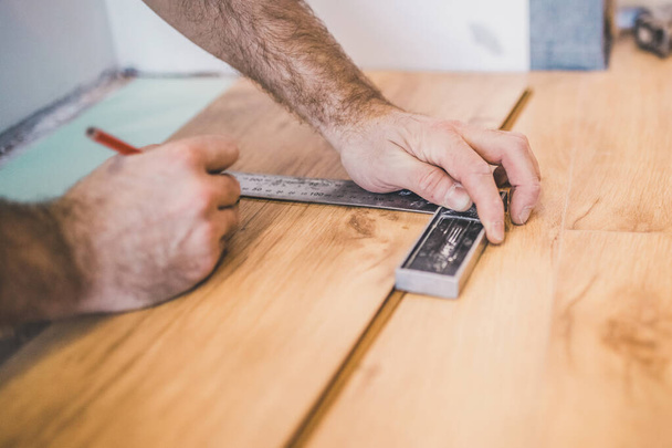 Measurement and marking of laminate for cutting - trimming technological compensation gap - 写真・画像