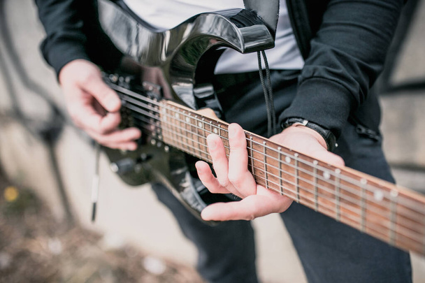 Guitarrista con guitarra eléctrica al aire libre - rock clásico
 - Foto, Imagen