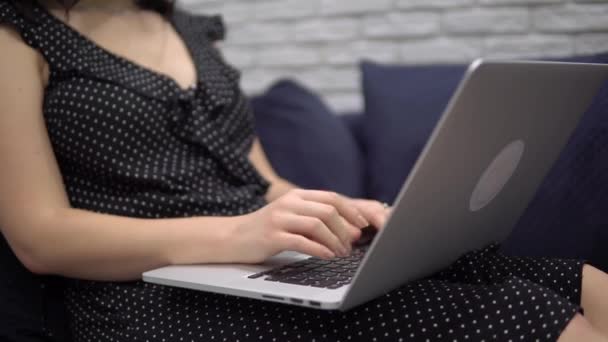 Laptopot használó nő, billentyűzeten gépel, szabadúszó távolság otthon dolgozik - Felvétel, videó