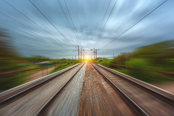 вантаж, пасажирський поїзд рухається зі швидкістю залізницею
 - Фото, зображення