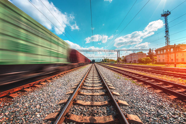 грузовые, пассажирские поезда передвигаются со скоростью по железной дороге
 - Фото, изображение