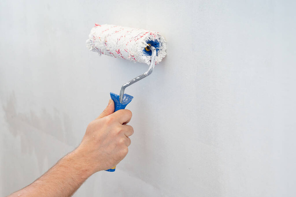 painting roller wall with white paint. without people. - Foto, Bild