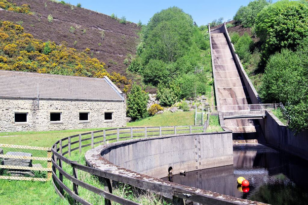 Winscar Reservoir w Dunford Bridge, zapewnia spektakularne widoki i doskonałe miejsce do zdrowego wysiłku fizycznego i odległości społecznej.  - Zdjęcie, obraz