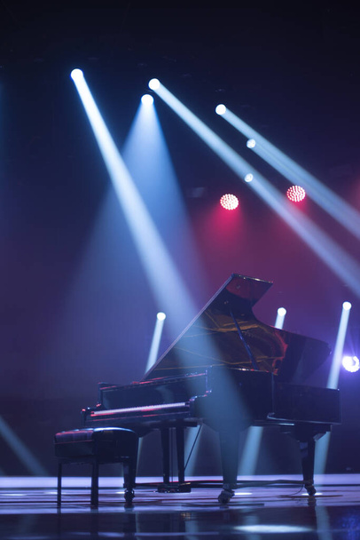 das Klavier auf der Bühne im Rampenlicht. Vor dem Konzert - Foto, Bild