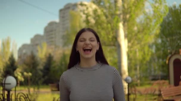 Szczęśliwa kobieta radosna dziewczyna dobra wiadomość Zaskoczona świętowaniem zwycięstwa - Materiał filmowy, wideo