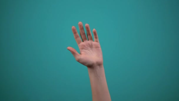 Χέρι χαιρετώντας από πλευρά σε πλευρά, λέγοντας HI σε μπλε φόντο - Πλάνα, βίντεο