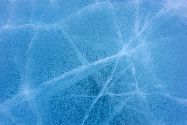 Krásný modrý led jezera Bajkal s abstraktními trhlinami - Fotografie, Obrázek