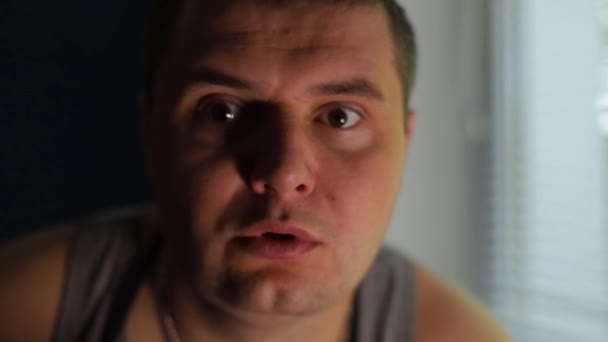 Un hombre extraño mira a través de los prismáticos
 - Metraje, vídeo