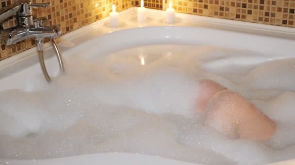 nő vesz egy fürdőt gyertyafénynél - Felvétel, videó
