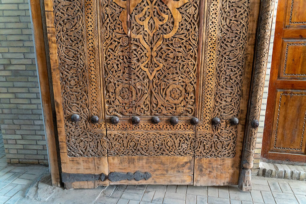 La puerta del porche delantero en la casa tradicional uzbek
 - Foto, imagen
