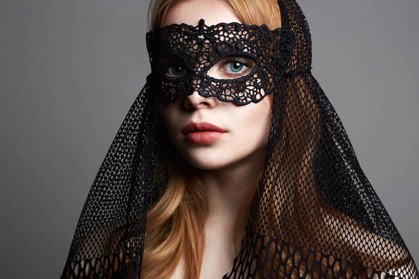 Schöne blonde Frau in einer Karnevalsmaske. Maskerade. Mädchen in Maske. Schönheit & Mode - Foto, Bild
