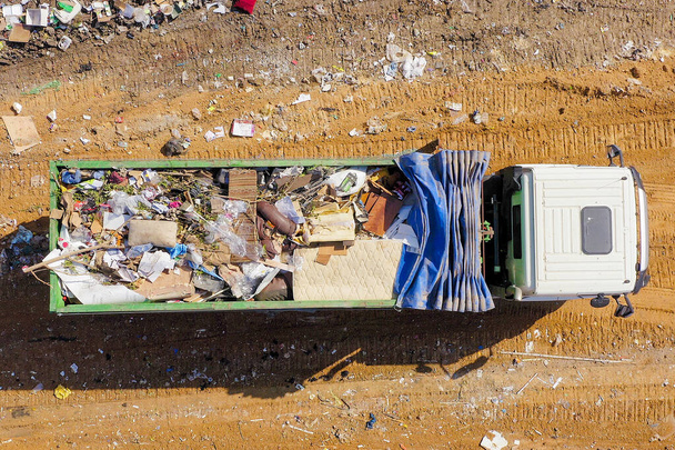 Imágenes aéreas de arriba hacia abajo de un vertedero municipal de residuos sólidos
. - Foto, imagen