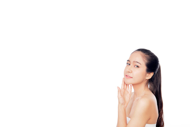 Zamknij się młoda Tajka kobieta piękna twarz na białym tle dla piękna i koncepcji pielęgnacji skóry - Zdjęcie, obraz