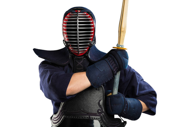 Beyaz arka planda bambu kılıçlı Kendo dövüşçüsü. Stüdyoda çekilmiş. Kırpma yolu ile izole edilmiş. (Tanımlanamayan kişi, siyah maske) - Fotoğraf, Görsel