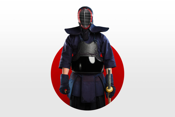 Kendo-Kämpfer mit Bambusschwert in rotem Mond auf weißem Hintergrund. Gedreht im Studio. Isoliert mit Schneideweg. (Unerkennbare Person, dunkle Maske) - Foto, Bild