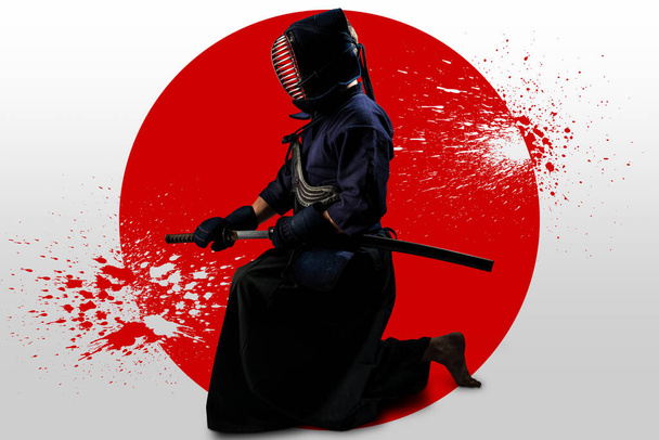 Männchen in traditioneller Kendo-Rüstung mit Samurai-Schwert katana auf rotem Mond (mit Spritzern) und weißem Hintergrund. (unkenntliche Person, dunkle Maske) Aufnahme im Studio. Mit Schneideweg isoliert. - Foto, Bild