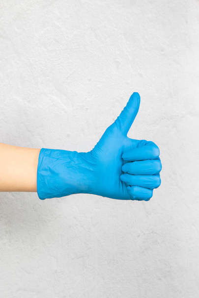 mani in guanti medici mostrano come
 - Foto, immagini