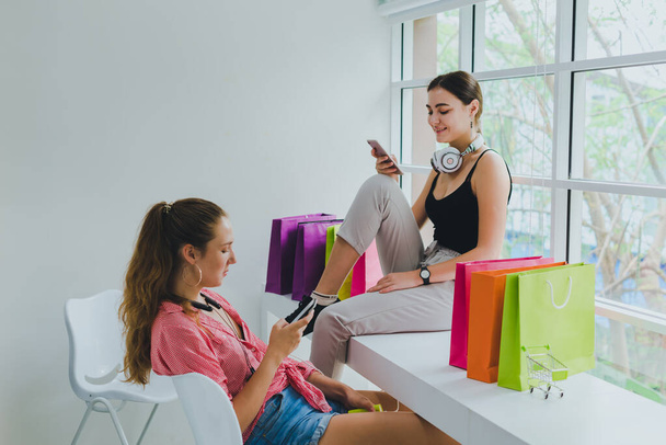 Shoppers are ordering products online from on their smartphones. Because cannot go out to buy at the mall Due to the spread of germs - Foto, Imagem