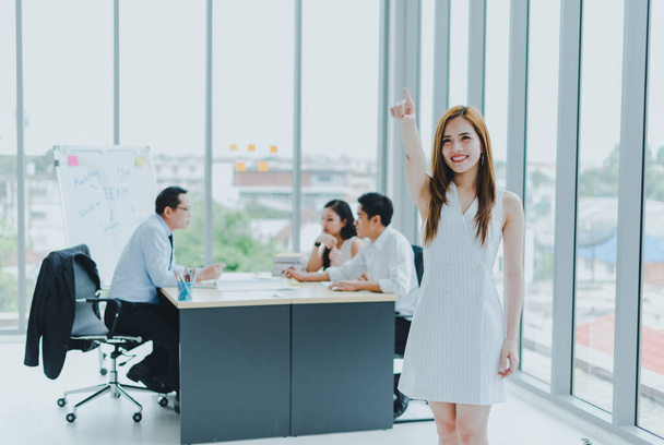 Piękne azjatyckie kobiety biznesu w sali spotkań w miejscu pracy. - Zdjęcie, obraz